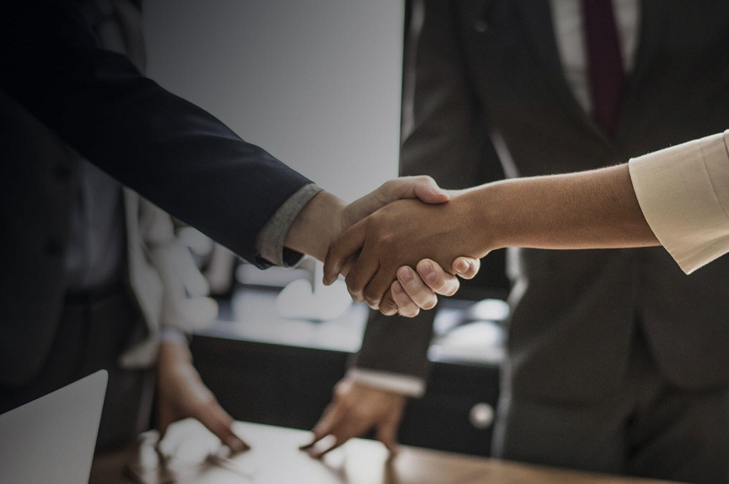 Business Continuity Insurance web page Featured Image - Picture of handshake during business deal.